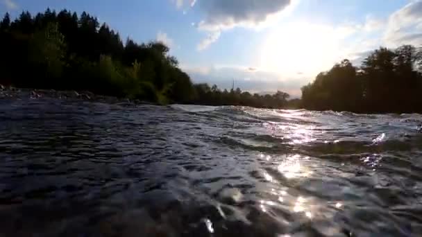 Krajinné hory, modrá obloha s řekou a abstraktní rozmazaný pohled — Stock video