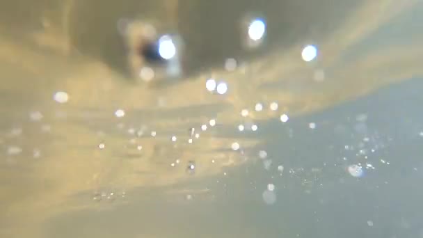 Vista subaquática. Movimento da água com o brilho do sol em movimento na superfície da água — Vídeo de Stock