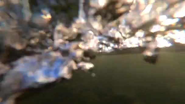 Halb unter Wasser, halb abstrakt verschwommene Ansicht des Wassers in starkem Strom — Stockvideo