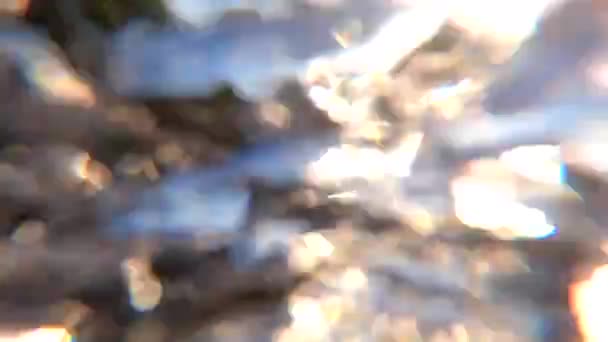 Vue floue abstraite de l'eau à l'intérieur d'un fort courant de rivière de montagne — Video