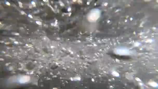 Vista abstracta del movimiento del agua dentro y debajo de la superficie de una corriente fuerte — Vídeos de Stock