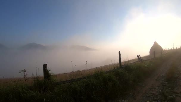 Le brouillard matinal se dissipe dans les montagnes des Carpates. Le brouillard matinal se déplace — Video