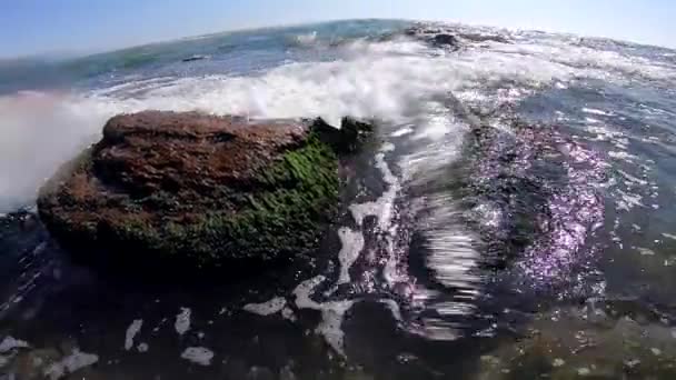 As ondas do mar correm muito lentamente sobre as pedras na costa — Vídeo de Stock