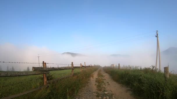 Morgens Gebirgslandschaft Berge, schwerer dichter Nebel, strahlend blauer Himmel — Stockvideo