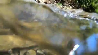 Güçlü dağ suyu yakın planda akıyor..