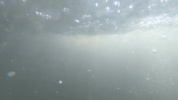 Vista abstracta del movimiento del agua dentro y debajo de la superficie de una corriente fuerte — Vídeos de Stock