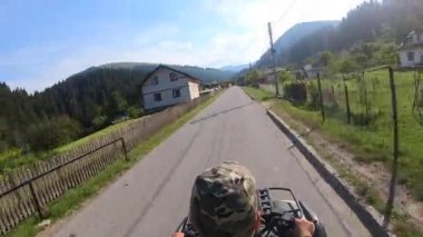 Adam dört tekerli bisiklete ya da ATV 'ye biniyor. Yukarıdan görüntüle.