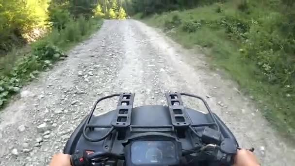 사람은 자전거나 ATV 를 탑니다. POV, 위에서 본 풍경. — 비디오