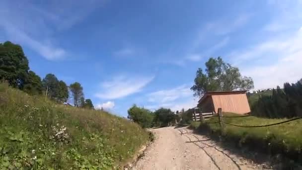 Rijden op de berg onverharde weg op de zomer zonnige dag. POV — Stockvideo