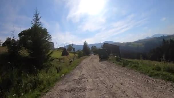 Conducir por el camino de tierra de montaña en verano día soleado. POV — Vídeo de stock