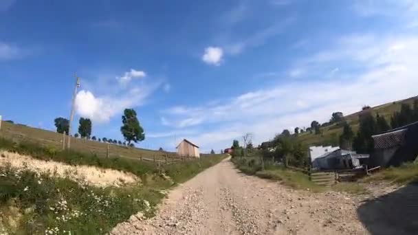 Conduite sur la route de terre de montagne par une journée ensoleillée d'été. Point de vue — Video