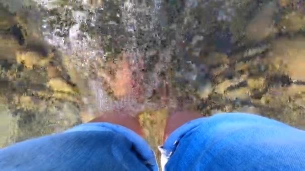 Meisje staat op de bodem van een rotsachtige ondiepe rivier in de bergen — Stockvideo