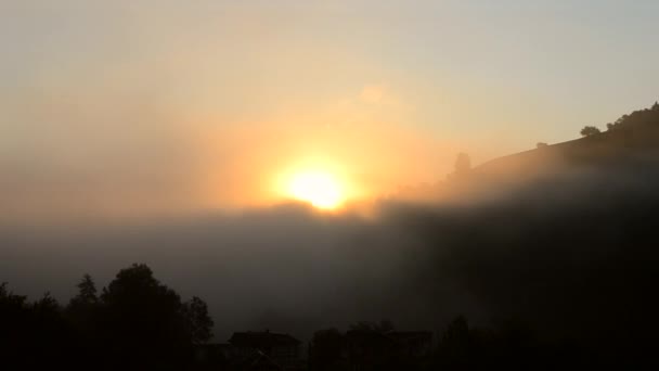 Nascer do sol nas montanhas com nevoeiro matinal — Vídeo de Stock