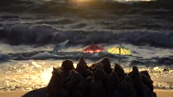 Small beach umbrellas made of paper for a cocktail stand in the sand beach — Stock Video