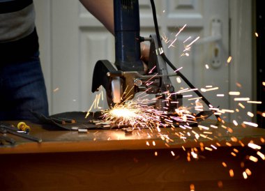 İnsan metali keser ve kıvılcım saçar