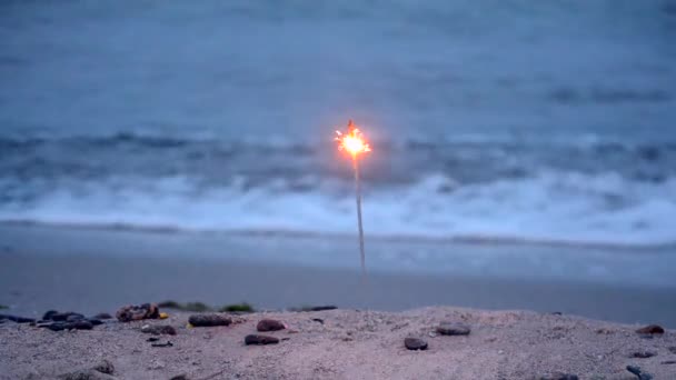 Ogień bengalski płonie na plaży morskiej — Wideo stockowe