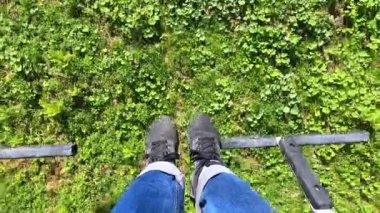 Kız ya asansöre biner ya da teleferiğe biner ya da dağa tırmanır.