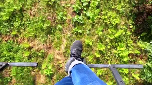 Menina cavalga ou sobe no elevador ou teleférico montanha acima. — Vídeo de Stock