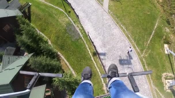 Chica monta o sube en ascensor o teleférico hasta la montaña. — Vídeos de Stock