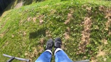 Kız ya asansöre biner ya da teleferiğe biner ya da dağa tırmanır.