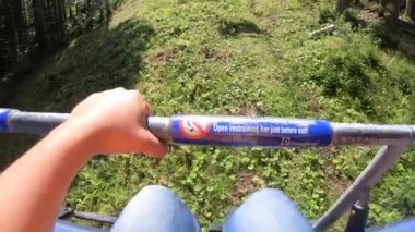 Kız ya asansöre biner ya da teleferiğe biner ya da dağa tırmanır.