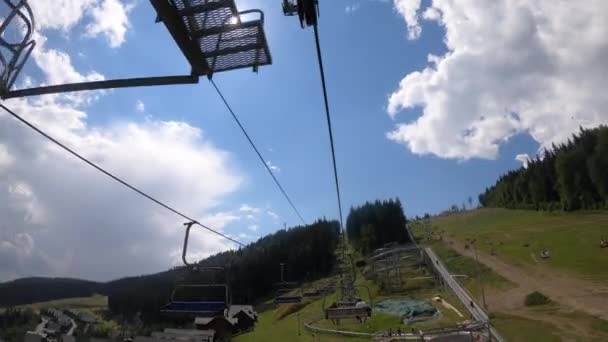 Seilbahnfahrt im Wald — Stockvideo