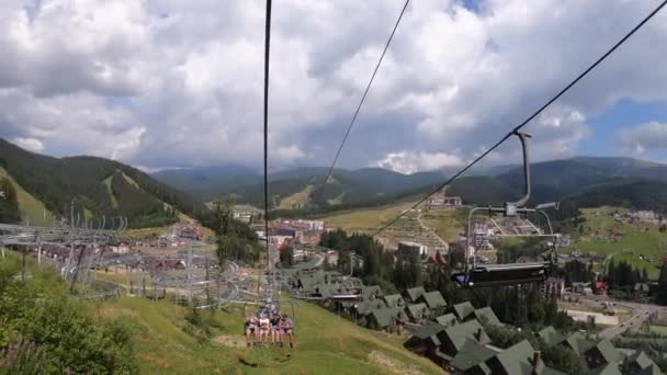 Mouvement des téléphériques dans la forêt — Video