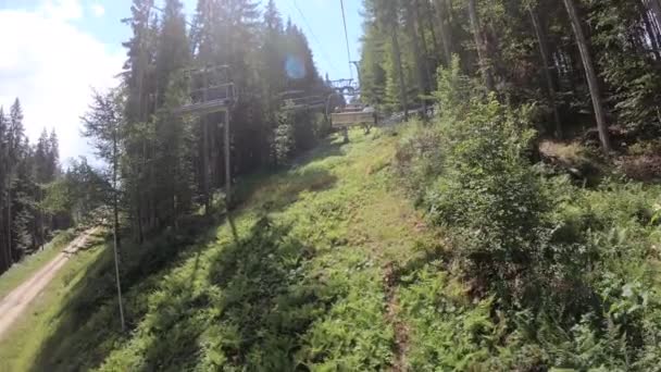 Seilbahnfahrt im Wald — Stockvideo