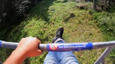 Kız ya asansöre biner ya da teleferiğe biner ya da dağa tırmanır.