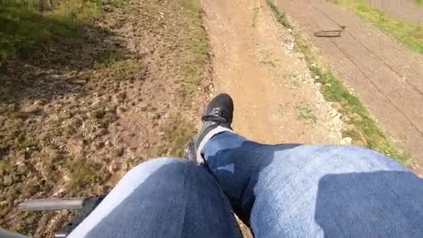 Menina cavalga ou sobe no elevador ou teleférico montanha acima. — Vídeo de Stock