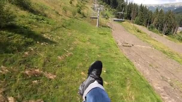 Menina cavalga ou sobe no elevador ou teleférico montanha acima. — Vídeo de Stock