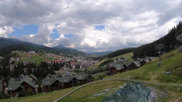 Movimento Ropeway na floresta em montanhas no dia ensolarado. — Vídeo de Stock