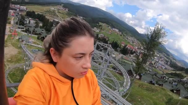 Chica monta o sube en ascensor o teleférico hasta la montaña. — Vídeos de Stock