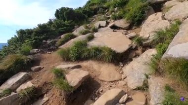 # Adam dağlara tırmanır # # Toprak bir yolda # # Taşlarla yaz günü #