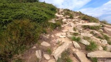 # Adam dağlara tırmanır # # Toprak bir yolda # # Taşlarla yaz günü #