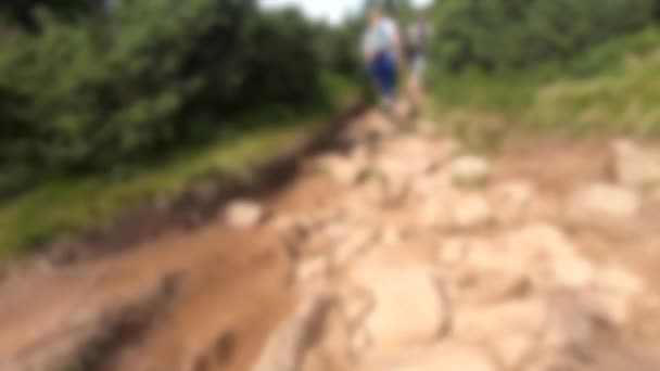 Unscharfer Hintergrund. Menschen wandern auf unbefestigtem Bergpfad beim Bergwandern — Stockvideo