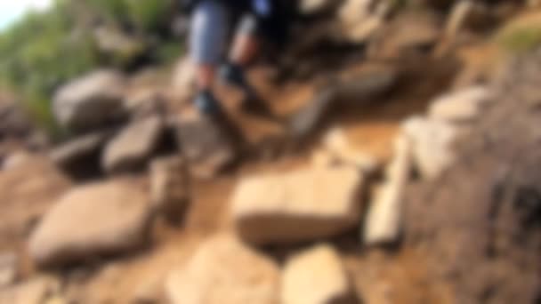 Θολή ιστορία. Οι άνθρωποι περπατούν σε χωματόδρομο βουνού, ενώ πεζοπορία στα βουνά — Αρχείο Βίντεο