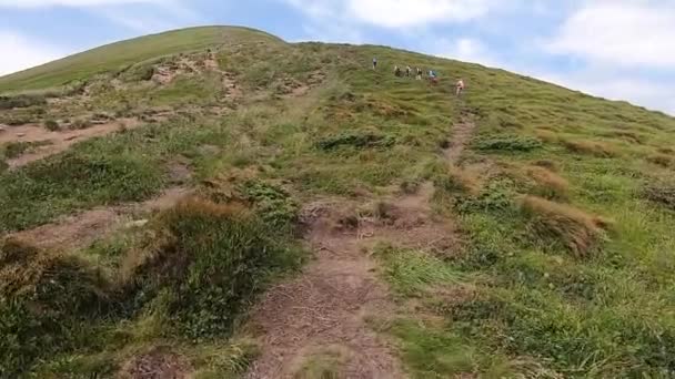 Człowiek wspina się po górach na polnej drodze z kamieniami letni dzień — Wideo stockowe