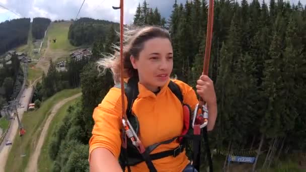 Turist kız dağdan doğaya zeplin ya da tramvay sürüyor. — Stok video