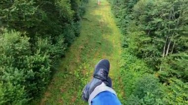Kız ya asansöre biner ya da teleferiğe biner ya da dağa tırmanır.