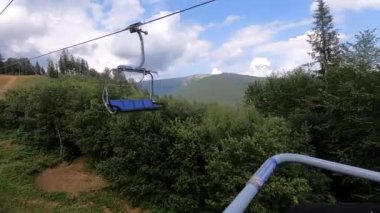 Güneşli bir günde dağlardaki ormanda halat hareketi.