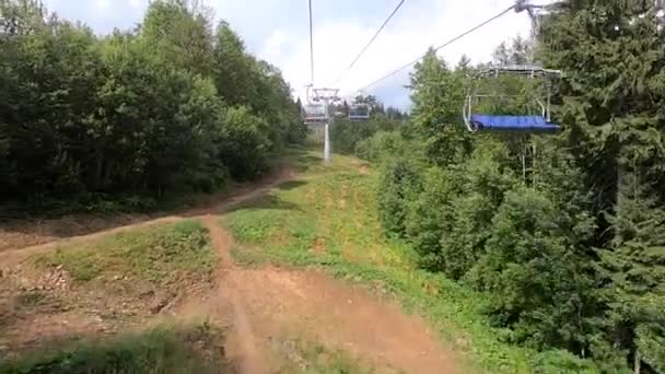 Ropeway rörelse i skogen i bergen på solig dag. — Stockvideo