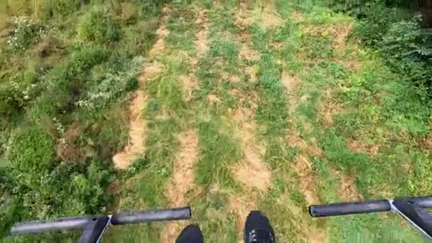 Chica monta o sube en ascensor o teleférico hasta la montaña. — Vídeos de Stock