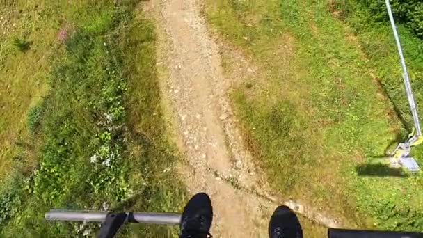 Chica monta o sube en ascensor o teleférico hasta la montaña. — Vídeo de stock