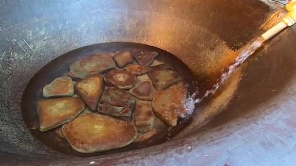 Chan en la montaña. Caldero grande, bañera o piscina con agua mineral caliente o tibia. — Vídeos de Stock