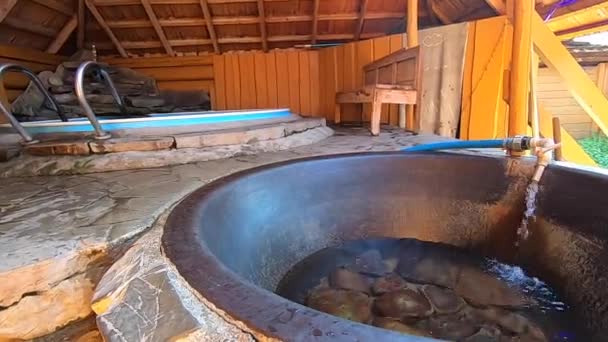 Chan en montagne. Grand chaudron, bain ou piscine avec eau minérale chaude ou chaude. — Video