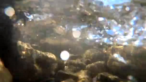 Water stroomt in een berg rivier — Stockvideo