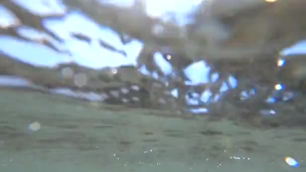 Zee golf water oppervlak van onderen close-up. Zeegolf van binnenuit, zeebodem — Stockvideo