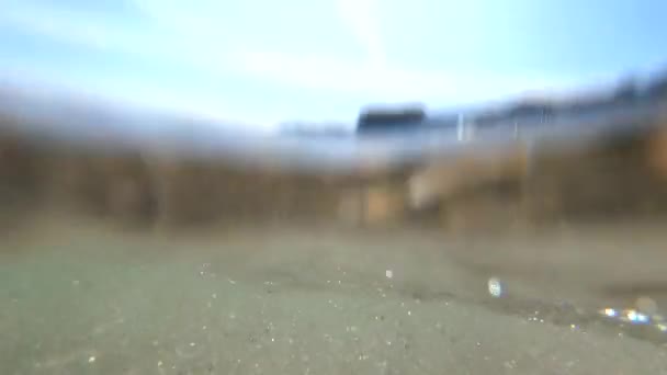 Havsvåg inifrån, havsbotten, under vatten på grund sandstrand. — Stockvideo