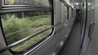 Manzara alanları ve demiryolu treninin penceresinden dağlar